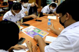 บุคลากร ฝ่ายห้องสมุดวิทยาเขตบางนา สำนักหอสมุดกลาง มหาวิทยาลัยรามคำแหง ระหว่างจัดโครงการห้องสมุดสัญจร ครั้งที่ 1 ณ โรงเรียนราชดำริ