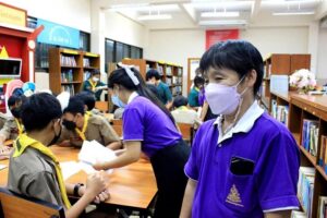 บุคลากร ฝ่ายห้องสมุดวิทยาเขตบางนา สำนักหอสมุดกลาง มหาวิทยาลัยรามคำแหง ระหว่างจัดโครงการห้องสมุดสัญจร ครั้งที่ 1 ณ โรงเรียนราชดำริ