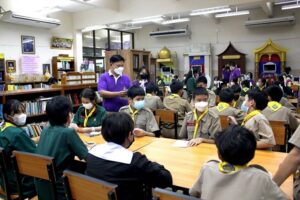 บุคลากร ฝ่ายห้องสมุดวิทยาเขตบางนา สำนักหอสมุดกลาง มหาวิทยาลัยรามคำแหง ระหว่างจัดโครงการห้องสมุดสัญจร ครั้งที่ 1 ณ โรงเรียนราชดำริ