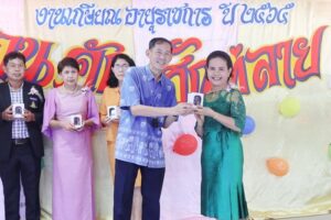 ภาพนางอัญชนา เปี่ยมศิริ : ฝ่ายบริการสารสนเทศ รับของที่ระลึกจากผู้อำนวยการสำนักหอสมุดกลาง