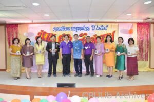 ภาพผู้เกษียณพร้อมกับผู้บริหารสำนักหอสมุดกลาง
