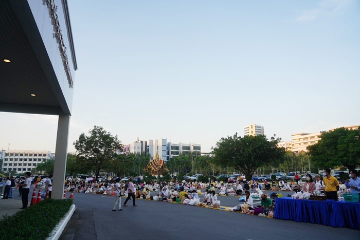 ภาพบรรยายกาศ พิธีทำบุญตักบาตร ณ ลานด้านหน้าอาคารหอประชุมพ่อขุนรามคำแหงมหาราช 23 ธ.ค. 2565 ภาพบรรยายกาศ พิธีทำบุญตักบาตร ณ ลานด้านหน้าอาคารหอประชุมพ่อขุนรามคำแหงมหาราช 23 ธ.ค. 2565