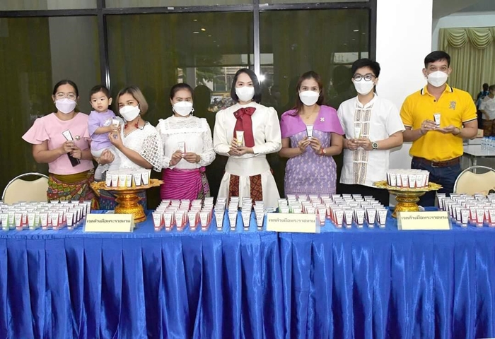 ภาพผู้ช่วยศาสตราจารย์กรสรวง ปาณินท์ รองอธิการบดีฝ่ายศิลปวัฒนธรรม เป็นประธานในพิธีทำบญตักบาตรส่งท้ายปีเก่าต้อนรับปีใหม่ 24 ธ.ค. 2565 ภาพผู้ช่วยศาสตราจารย์กรสรวง ปาณินท์ รองอธิการบดีฝ่ายศิลปวัฒนธรรม เป็นประธานในพิธีทำบญตักบาตรส่งท้ายปีเก่าต้อนรับปีใหม่ 24 ธ.ค. 2565