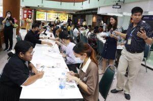 กิจกรรม "ศิลปะบำบัดใจ : Bag Painting Workshop" วิทยากรโดย คุณธีระวัฒน์ นิลละออ บรรณารักษ์ปฏิบัติการ
