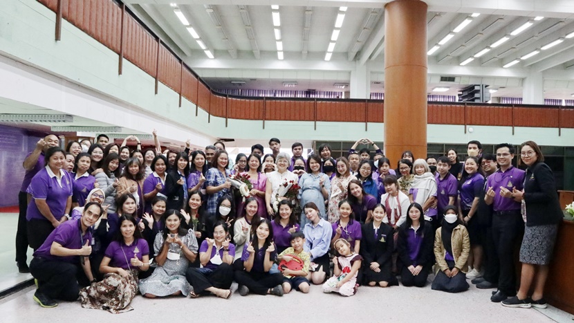ภาพบุคลากรสำนักหอสมุดกลาง ถ่ายภาพที่ระลึกหลังพิธีมอบดอกไม้แก่ผู้เกษียณอายุราชการ ภาพบุคลากรสำนักหอสมุดกลาง ถ่ายภาพที่ระลึกหลังพิธีมอบดอกไม้แก่ผู้เกษียณอายุราชการ