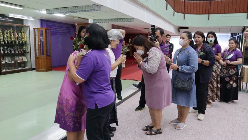 ภาพบุคลากรสำนักหอสมุดกลาง มอบดอกไม้และกล่าวอำลา แก่ผู้เกษียณในวันสุดท้ายของการปฏิบัติราชการ ภาพบุคลากรสำนักหอสมุดกลาง มอบดอกไม้และกล่าวอำลา แก่ผู้เกษียณในวันสุดท้ายของการปฏิบัติราชการ