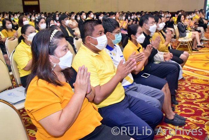 ภาพบุคลากรสำนักหอสมุดกลางร่วมงานน้อมรำลึกในพระมหากรุณาธิคุณ เนื่องใน "วันนวมินทรมหาราช” วันที่ระลึกถึงพระมหาราชรัชกาลที่ 9 ผู้ยิ่งใหญ่ ภาพบุคลากรสำนักหอสมุดกลางร่วมงานน้อมรำลึกในพระมหากรุณาธิคุณ เนื่องใน "วันนวมินทรมหาราช” วันที่ระลึกถึงพระมหาราชรัชกาลที่ 9 ผู้ยิ่งใหญ่