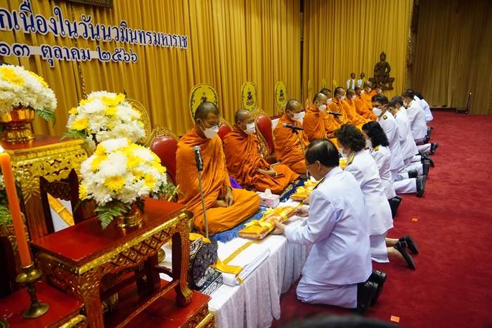 ภาพผู้บริหารมหาวิทยาลัยรามคำแหง ผู้ถวายผ้าไตรจีวร แด่พระสงฆ์ 10 รูป ภาพผู้บริหารมหาวิทยาลัยรามคำแหง ผู้ถวายผ้าไตรจีวร แด่พระสงฆ์ 10 รูป
