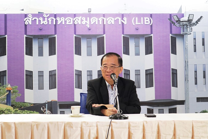 ภาพ ผศ.วุฒิศักดิ์ ลาภเจริญทรัพย์ ประธานกรรมการส่งเสริมกิจการมหาวิทยาลัย กรรมการสภามหาวิทยาลัยรามคำแหง รักษาราชการแทน อธิการบดีมหาวิทยาลัยรามคำแหง กล่าวชี้แจงแนวนโยบายการปฏิบัติราชการสำหรับสำนักหอสมุดกลาง ภาพ ผศ.วุฒิศักดิ์ ลาภเจริญทรัพย์ ประธานกรรมการส่งเสริมกิจการมหาวิทยาลัย กรรมการสภามหาวิทยาลัยรามคำแหง รักษาราชการแทน อธิการบดีมหาวิทยาลัยรามคำแหง กล่าวชี้แจงแนวนโยบายการปฏิบัติราชการสำหรับสำนักหอสมุดกลาง