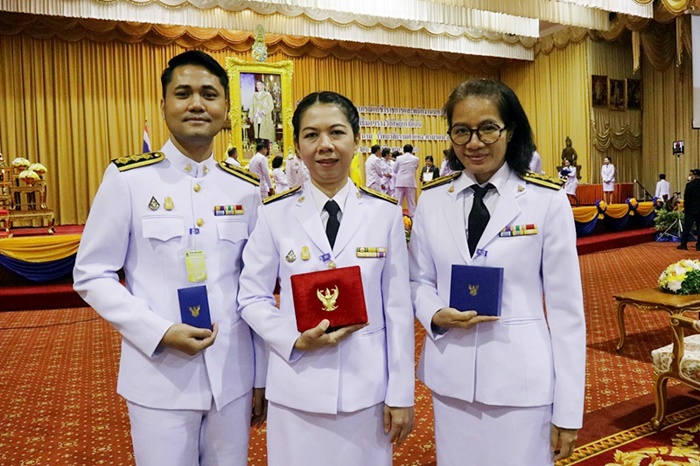 ภาพบุคลากรสำนักหอสมุดกลาง ร่วมพิธีมอบเครื่องราชอิสริยาภรณ์แก่ข้าราชการ พนักงานมหาวิทยาลัย ภาพบุคลากรสำนักหอสมุดกลาง ร่วมพิธีมอบเครื่องราชอิสริยาภรณ์แก่ข้าราชการ พนักงานมหาวิทยาลัย