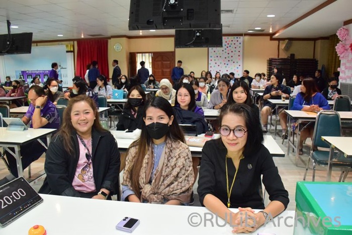 ภาพบุคลากรสำนักหอสมุดกลางร่วมรับฟังการแถลงนโยบายและแผนงานการบริหารงานจากผู้สมัครฯ ทั้ง 3 ท่าน ภาพบุคลากรสำนักหอสมุดกลางร่วมรับฟังการแถลงนโยบายและแผนงานการบริหารงานจากผู้สมัครฯ ทั้ง 3ท่าน