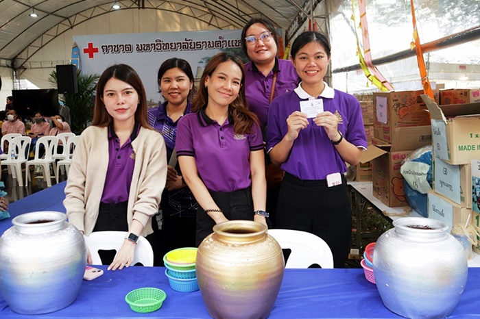 ภาพบุคลากรสำนักหอสมุดกลาง ณ จุดล้วงไหเงินไหทอง