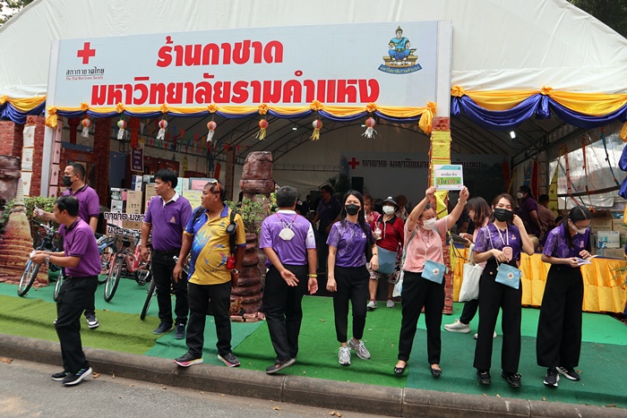 ภาพการขายสลากหน้าร้านกาชาดมหาวิทยาลัยรามคำแหง