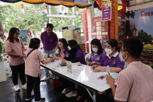 ภาพบุคลากรสำนักหอสมุดกลาง ณ จุดขายสลาก ชำระด้วยเงินสดหรือแสกน QR Code