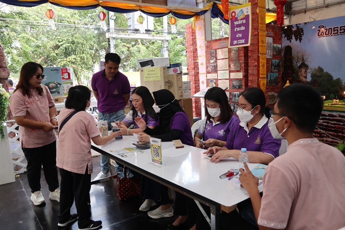 ภาพบุคลากรสำนักหอสมุดกลาง ณ จุดขายสลาก ชำระด้วยเงินสดหรือแสกน QR Code