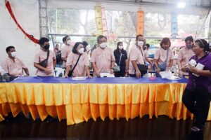 ภาพบุคลากรสถาบันคอมพิวเตอร์ ร่วมแจกของรางวัล