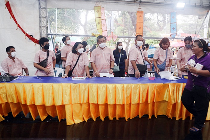 ภาพบุคลากรสถาบันคอมพิวเตอร์ ร่วมแจกของรางวัล