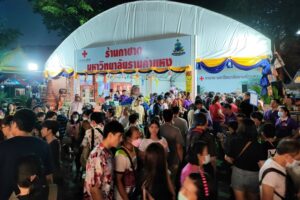 ภาพหน้าร้านกาชาดมหาวิทยาลัยรามคำแหง เวลา 18.00 น.