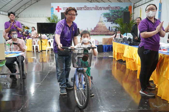 ภาพผู้โชคดีรับรางวัลเป็นจักรยาน