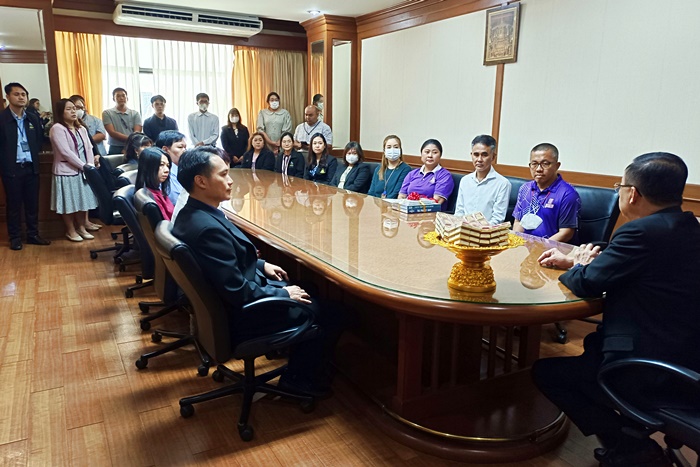 ภาพผู้ช่วยศาสตราจารย์วุฒิศักดิ์ ลาภเจริญทรัพย์ กล่าวต้อนรับ อวยพรปีใหม่แก่บุคลากรสำนักหอสมุดกลาง และการดำเนินงานของสำนักหอสมุดกลางโดยการนำของผู้อำนวยการสำนักหอสมุดกลางคนปัจจุบันในลำดับต่อไป ภาพผู้ช่วยศาสตราจารย์วุฒิศักดิ์ ลาภเจริญทรัพย์ กล่าวต้อนรับ อวยพรปีใหม่แก่บุคลากรสำนักหอสมุดกลาง และการดำเนินงานของสำนักหอสมุดกลางโดยการนำของผู้อำนวยการสำนักหอสมุดกลางคนปัจจุบันในลำดับต่อไป
