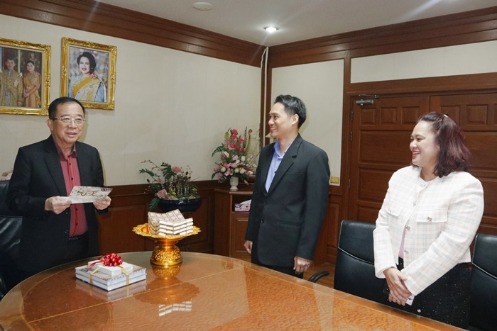 ภาพอาจารย์ ดร.ภูวเดช ธนิชานนท์ และอาจารย์ ดร.นีลนารา วงษ์เกิด เป็นตัวแทนบุคลากรสำนักหอสมุดกลาง มอบของขวัญแด่ผู้ช่วยศาสตราจารย์วุฒิศักดิ์ ลาภเจริญทรัพย์ ภาพอาจารย์ ดร.ภูวเดช ธนิชานนท์ และอาจารย์ ดร.นีลนารา วงษ์เกิด เป็นตัวแทนบุคลากรสำนักหอสมุดกลาง มอบของขวัญแด่ผู้ช่วยศาสตราจารย์วุฒิศักดิ์ ลาภเจริญทรัพย์