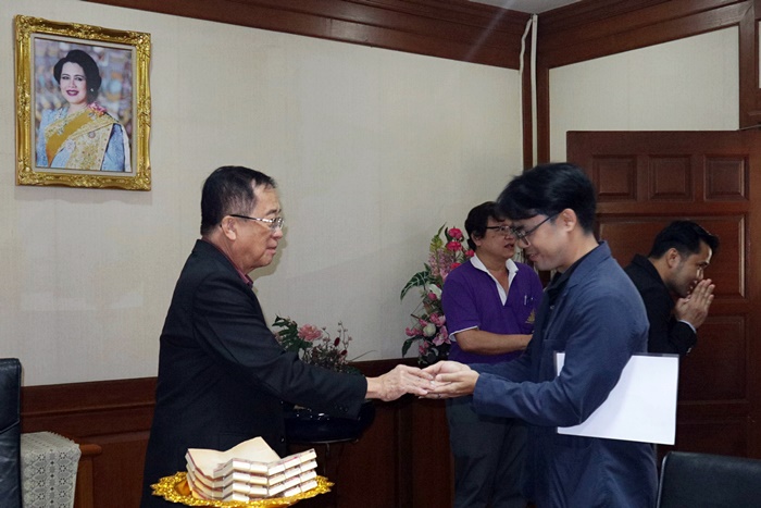 ภาพผู้ช่วยศาสตราจารย์วุฒิศักดิ์ ลาภเจริญทรัพย์ มอบพระเครื่อง "หลวงพ่อคุณ ปริสุทโธ" แก่บุคลากรสำนักหอสมุดกลางที่เข้าพบ เนื่องในวาระดิถีขึ้นปีใหม่ 2567 ภาพผู้ช่วยศาสตราจารย์วุฒิศักดิ์ ลาภเจริญทรัพย์ มอบพระเครื่อง "หลวงพ่อคุณ ปริสุทโธ" แก่บุคลากรสำนักหอสมุดกลางที่เข้าพบ เนื่องในวาระดิถีขึ้นปีใหม่ 2567