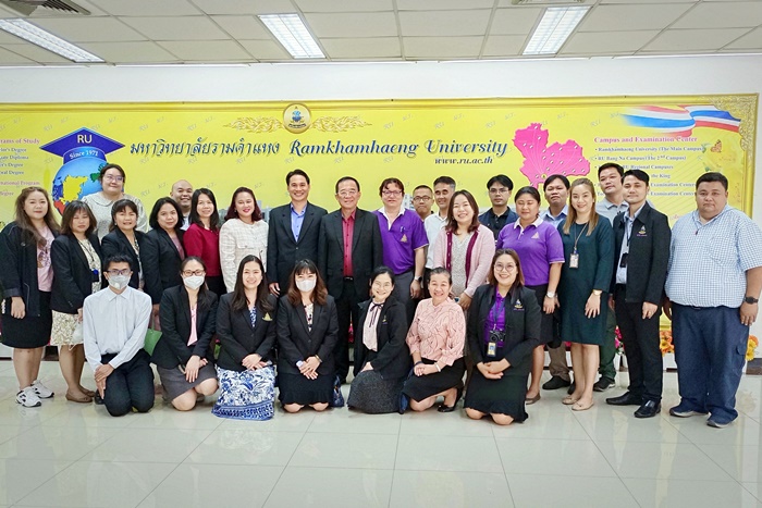 ภาพบุคลากรสำนักหอสมุดกลาง ผู้ช่วยศาสตราจารย์วุฒิศักดิ์ ลาภเจริญทรัพย์ อาจารย์ ดร.ภูวเดช ธนิชานนท์ และอาจารย์ ดร.นีลนารา วงษ์เกิด ถ่ายภาพร่วมกัน เนื่องในวาระดิถีขึ้นปีใหม่ 2567 ภาพบุคลากรสำนักหอสมุดกลาง ผู้ช่วยศาสตราจารย์วุฒิศักดิ์ ลาภเจริญทรัพย์ อาจารย์ ดร.ภูวเดช ธนิชานนท์ และอาจารย์ ดร.นีลนารา วงษ์เกิด ถ่ายภาพร่วมกัน เนื่องในวาระดิถีขึ้นปีใหม่ 2567