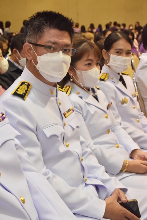 ภาพบุคลากรสำนักหอสมุดกลาง (2 คนนับจากขวามือ) ร่วมพิธีน้อมรำลึกในพระมหากรุณาธิคุณ ภาพบุคลากรสำนักหอสมุดกลาง (2 คนนับจากขวามือ) ร่วมพิธีน้อมรำลึกในพระมหากรุณาธิคุณ