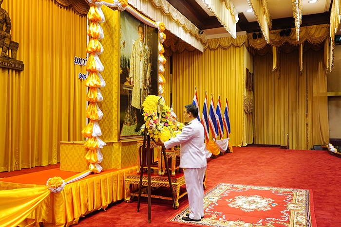 ภาพผู้ช่วยศาสตราจารย์ ดร.สืบพงษ์ ปราบใหญ่ อธิการบดีมหาวิทยาลัยรามคำแหง เป็นประธานในพิธีวางพวงมาลาเพื่อน้อมรำลึกในพระมหากรุณาธิคุณฯ ภาพผู้ช่วยศาสตราจารย์ ดร.สืบพงษ์ ปราบใหญ่ อธิการบดีมหาวิทยาลัยรามคำแหง เป็นประธานในพิธีวางพวงมาลาเพื่อน้อมรำลึกในพระมหากรุณาธิคุณฯ