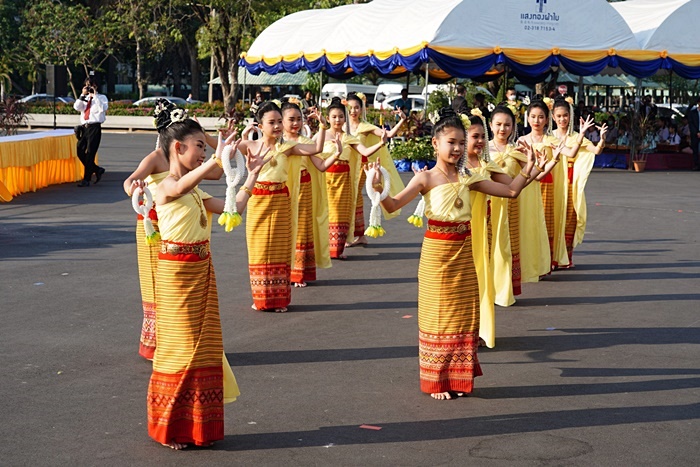 ภาพนักเรียนสาธิตมหาวิทยาลัยรามคำแหง (ฝ่ายประถม) รำบวงสรวงพ่อขุนรามคำแหงมหาราช ภาพนักเรียนสาธิตมหาวิทยาลัยรามคำแหง (ฝ่ายประถม) รำบวงสรวงพ่อขุนรามคำแหงมหาราช