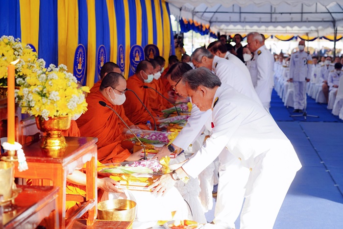 ภาพประธานในพิธีนำถวายภัตตาหารเช้า ภาพประธานในพิธีนำถวายภัตตาหารเช้า