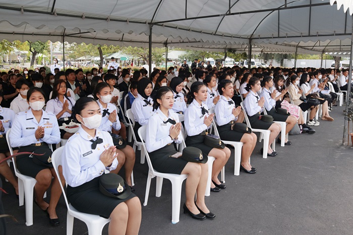 ภาพตัวแทนนักศึกษามหาวิทยาลัยรามคำแหงเชิญพานพุ่มสำหรับหน่วยงานที่มาร่วมงานวันพ่อขุนรามคำแหงมหาราช ภาพตัวแทนนักศึกษามหาวิทยาลัยรามคำแหงเชิญพานพุ่มสำหรับหน่วยงานที่มาร่วมงานวันพ่อขุนรามคำแหงมหาราช