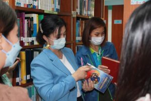 ภาพคุณฐิติรัตน์ พาณิชยางกูร และคุณศรัญญา บุญโอกาส สุ่มตรวจทรัพยากรที่ให้บริการ ฝ่ายห้องสมุดวิทยาเขตบางนา