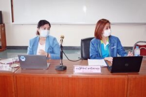 ภาพคุณฐิติรัตน์ พาณิชยางกูร และคุณศรัญญา บุญโอกาส ตรวจประเมินฝ่ายห้องสมุดวิทยาเขตบางนา
