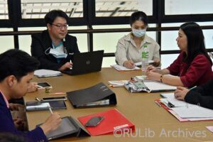 ภาพคุณเขมชาติ หวังกิจจามร สัมภาษณ์ผู้แทนฝ่ายบริการสารสนเทศ