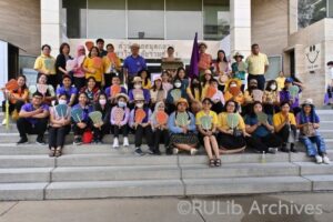 ภาพบุคลากรของสำนักหอสมุดกลาง ร่วมขบวนพาเหรดถ่ายภาพหน้าสำนักหอสมุดกลางก่อนเคลื่อนขบวนไปสนามฟุตบอลกลางมหาวิทยาลัยรามคำแหง