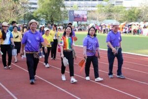 ภาพหัวหน้าฝ่าย ทั้ง 4 ฝ่าย ของสำนักหอสมุดกลาง ร่วมขบวนพาเหรดสำนักหอสมุดกลางในการแข่งขันกีฬาบุคลากรภายใน "สุพรรณิการ์เกมส์" ครั้งที่ 48 (COLORFUL THAI CULTURE 2024)
