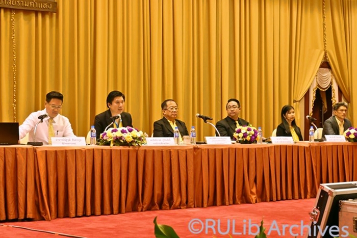 ภาพผู้ช่วยศาสตราจารย์วุฒิศักดิ์ ลาภเจริญทรัพย์ ประธานกรรมการส่งเสริมกิจการมหาวิทยาลัย กรรมการสภามหาวิทยาลัยรามคำแหง และรักษาราชการแทนอธิการบดีมหาวิทยาลัยรามคำแหง และรองอธิการบดีส่วนราชการที่เกี่ยวข้องกับการจัดการควบคุมการสอบไล่ ร่วมชี้แจงแนวปฏิบัติการควบคุมการสอบไล่ ภาค 2 ปีการศึกษา 2566