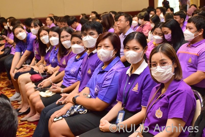 ภาพบุคลากรสำนักหอสมุดกลาง ในพิธีถวายพระพรชัยมงคลฯ ภาพบุคลากรสำนักหอสมุดกลาง ในพิธีถวายพระพรชัยมงคลฯ