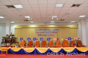 ภาพพระสงฆ์ 9 รูป สวดบังสุกุล และเจริญพระพุทธมนต์ ในพิธีบังสุกุลอุทิศส่วนกุศลให้แก่ผู้บริหาร และบุคลากร มหาวิทยาลัยรามคำแหงผู้ล่วงลับ