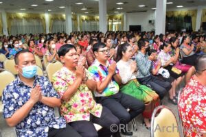 ภาพบุคลากรสำนักหอสมุดกลาง ร่วมพิธีบังสุกุลอุทิศส่วนกุศลให้แก่ผู้บริหาร และบุคลากรมหาวิทยาลัยรามคำแหงผู้ล่วงลับ
