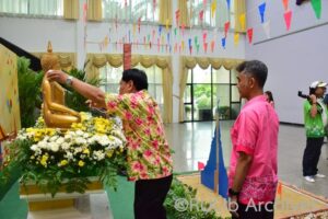 ภาพบุคลากรสำนักหอสมุดกลาง ร่วมพิธีสรงน้ำพระพุทธรูป ณ บริเวณห้องโถง อาคารหอประชุมพ่อขุนรามคำแหงมหาราช
