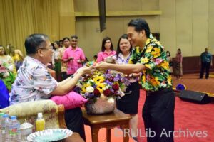 ภาพผู้อำนวยการสำนักหอสมุดกลาง ร่วมรดน้ำขอพรผู้ใหญ่