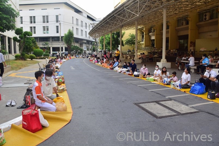 ภาพประชาชนร่วมพิธีทำบุญตักบาตรถวายเป็นพระราชกุศล ณ บริเวณทางเข้าข้างอาคารหอประชุมพ่อขุนรามคำแหงมหาราช ภาพประชาชนร่วมพิธีทำบุญตักบาตรถวายเป็นพระราชกุศล ณ บริเวณทางเข้าข้างอาคารหอประชุมพ่อขุนรามคำแหงมหาราช
