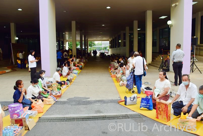 ภาพประชาชนร่วมพิธีทำบุญตักบาตรถวายเป็นพระราชกุศล ณ บริเวณลานทางลอดใต้ อาคารหอประชุมพ่อขุนรามคำแหงมหาราช ภาพประชาชนร่วมพิธีทำบุญตักบาตรถวายเป็นพระราชกุศล ณ บริเวณลานทางลอดใต้ อาคารหอประชุมพ่อขุนรามคำแหงมหาราช