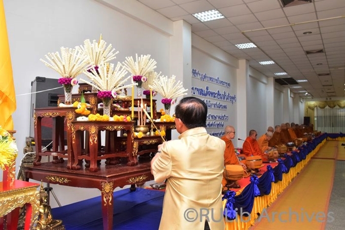 ภาพผู้ช่วยศาสตราจารย์วุฒิศักดิ์ ลาภเจริญทรัพย์ ประธานกรรมการส่งเสริมกิจการมหาวิทยาลัย กรรมการสภามหาวิทยาลัยรามคำแหง และรักษาราชการแทนอธิการบดีมหาวิทยาลัยรามคำแหง เป็นประธานในพิธีทำบุญตักบาตรถวายเป็นพระราชกุศ ภาพผู้ช่วยศาสตราจารย์วุฒิศักดิ์ ลาภเจริญทรัพย์ ประธานกรรมการส่งเสริมกิจการมหาวิทยาลัย กรรมการสภามหาวิทยาลัยรามคำแหง และรักษาราชการแทนอธิการบดีมหาวิทยาลัยรามคำแหง เป็นประธานในพิธีทำบุญตักบาตรถวายเป็นพระราชกุศ