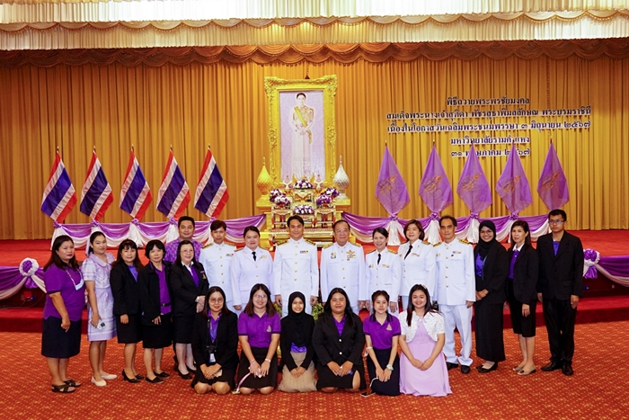 ภาพบุคลากรสำนักหอสมุดกลาง เข้าร่วมพิธีฯ และถ่ายร่วมกับผู้ช่วยศาสตราจารย์วุฒิศักดิ์ ลาภเจริญทรัพย์ประธานในพิธีฯ ภาพบุคลากรสำนักหอสมุดกลาง เข้าร่วมพิธีฯ และถ่ายร่วมกับผู้ช่วยศาสตราจารย์วุฒิศักดิ์ ลาภเจริญทรัพย์ประธานในพิธีฯ