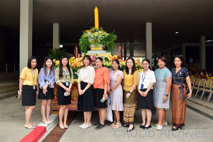 ภาพบุคลากรสำนักหอสมุดกลาง ร่วมพิธีหล่อเทียนพรรษา ณ บริเวณทางลอดใต้อาคารหอประชุมพ่อขุนรามคำแหงมหาราช เมื่อวันที่ 15 กรกฎาคม 2567 ภาพบุคลากรสำนักหอสมุดกลาง ร่วมพิธีหล่อเทียนพรรษา ณ บริเวณทางลอดใต้อาคารหอประชุมพ่อขุนรามคำแหงมหาราช เมื่อวันที่ 15 กรกฎาคม 2567