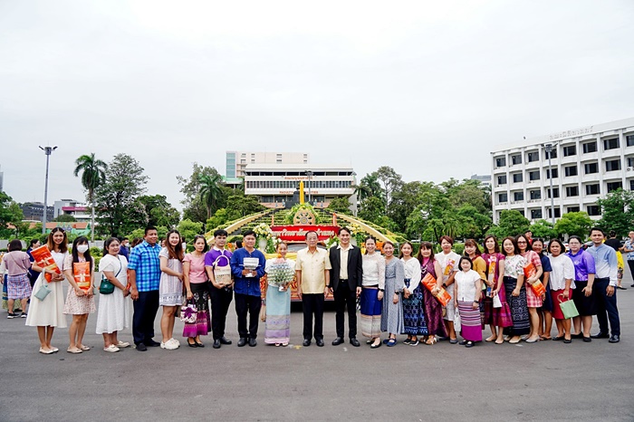 ภาพประธานในพิธีฯ อาจารย์ ดร.ภูวเดช ธนิชานนท์ ผู้อำนวยการสำนักหอสมุดกลาง และอาจารย์สมกมล รักวีรธรรม รองผู้อำนวยการฝ่ายบริหาร และบุคลากรสำนักหอสมุดกลาง ที่เข้าร่วมพิธีฯ 16 กรกฏาคม 2567 ภาพประธานในพิธีฯ อาจารย์ ดร.ภูวเดช ธนิชานนท์ ผู้อำนวยการสำนักหอสมุดกลาง และอาจารย์สมกมล รักวีรธรรม รองผู้อำนวยการฝ่ายบริหาร และบุคลากรสำนักหอสมุดกลาง ที่เข้าร่วมพิธีฯ 16 กรกฏาคม 2567