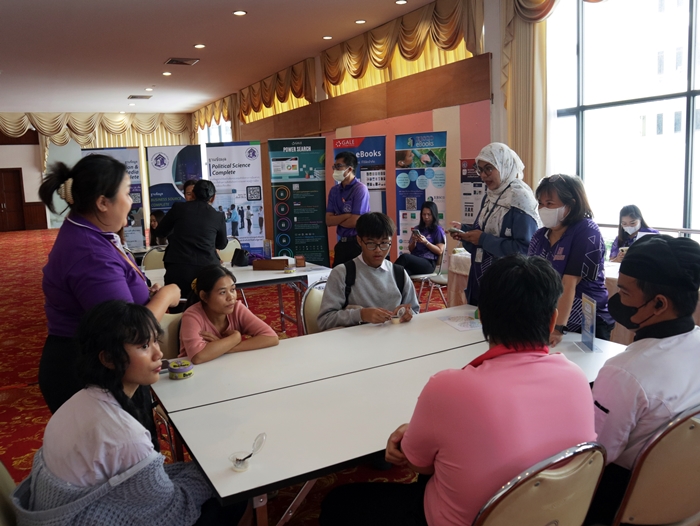 ภาพผู้สนใจร่วมกิจกรรมภายในบูทสำนักหอสมุดกลาง งาน RU Open House 2024 ภาพผู้สนใจร่วมกิจกรรมภายในบูทสำนักหอสมุดกลาง งาน RU Open House 2024